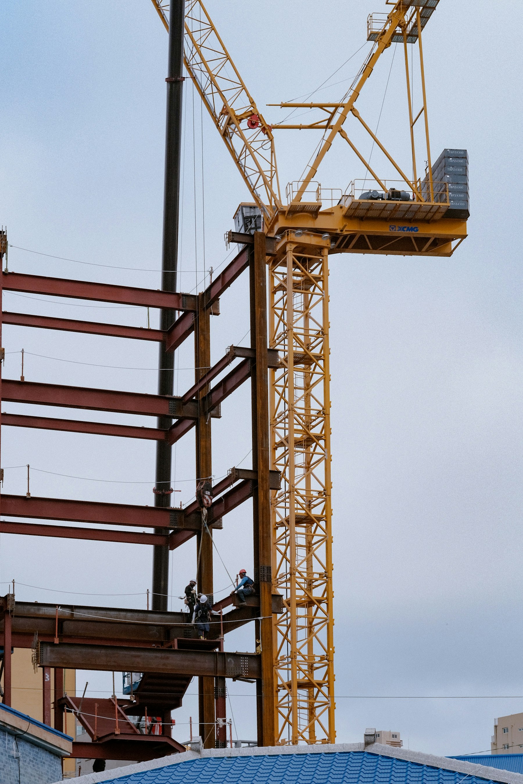 Chantier avec grue et structure métallique